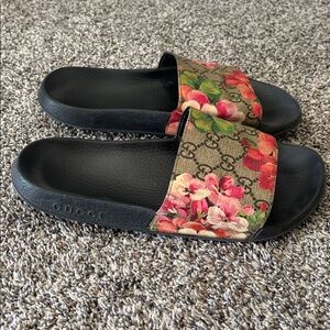 Gucci Floral Slides GG Supreme Slides Women’s Size 9